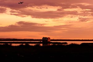 Coucher de soleil sur l'étang de l'or